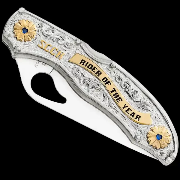 "The Sierra Dust Custom Knife – a unique blend of craftsmanship and personalization.

This custom-made knife is crafted using a SpyderCo Byrd knife and a German Silver plate. The plate is expertly hand-engraved, featuring western-inspired scrollwor